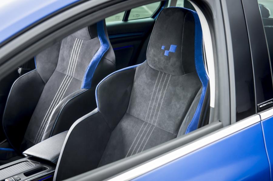 Интерьер Renault Megane Estate GT 2016 года  (UK) (фото 14 из 30)